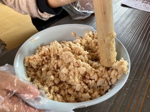 水煮した大豆に塩と米麹を混ぜて…